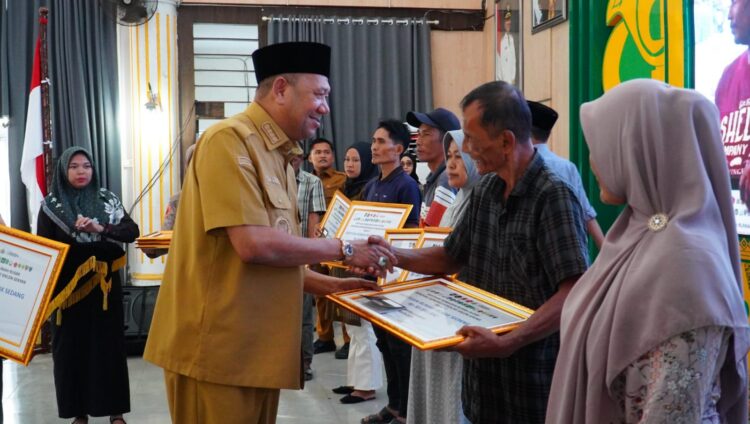 Pastikan Tidak Ada Pemotongan, Bupati Syah Afandin Salurkan Bantuan Stimulan Tahap II