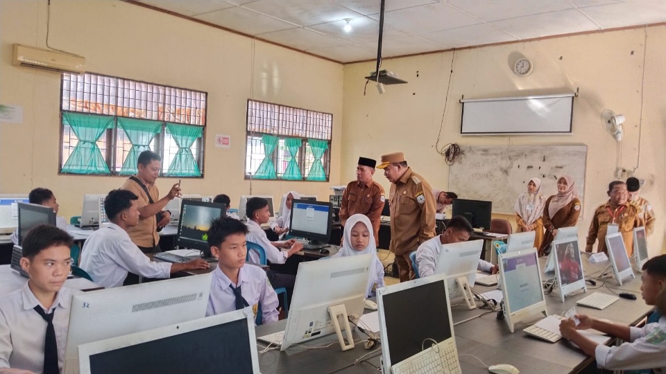 Siswa SMP Antusias Sambut Kedatangan Bupati Agara Pantau Pelaksanaan TKA
