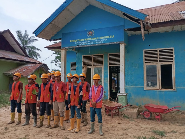 PT WIKA Bersihkan Kantor PWI Aceh Tamiang
