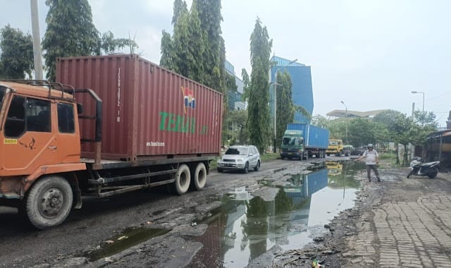 Jalan Menuju Pelabuhan Internasional Belawan Rusak Parah