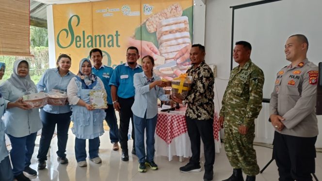 Kunjungi Nagan Raya, Manajemen PT Socfindo Bangun Toilet Sekolah hingga Latih Buat Tempe Higienis