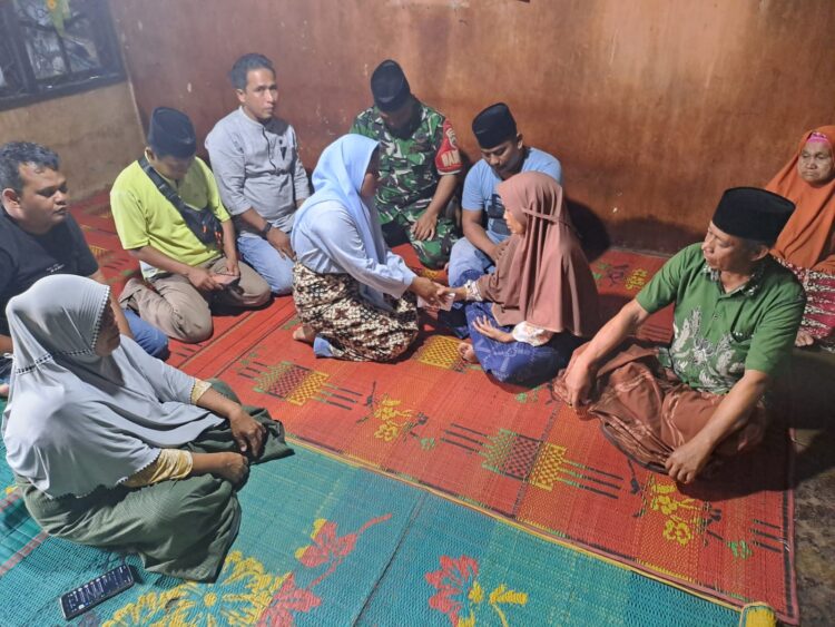 Wujud Solidaritas, Korwasis Madina Serahkan Donasi Dukacita untuk Keluarga Almarhum Zakaria Siregar