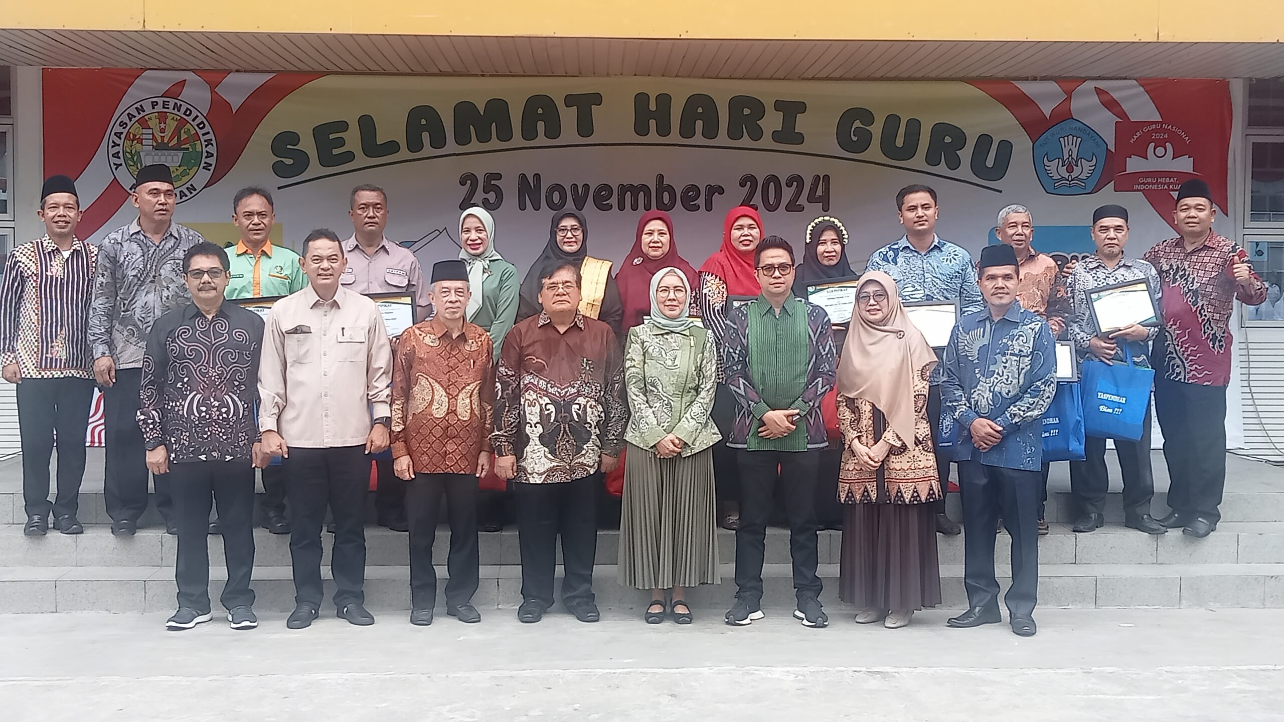 Peringatan HGN Ke-79, Yaspendhar Beri Penghargaan Guru Berprestasi Dan Hadiah Kejutan