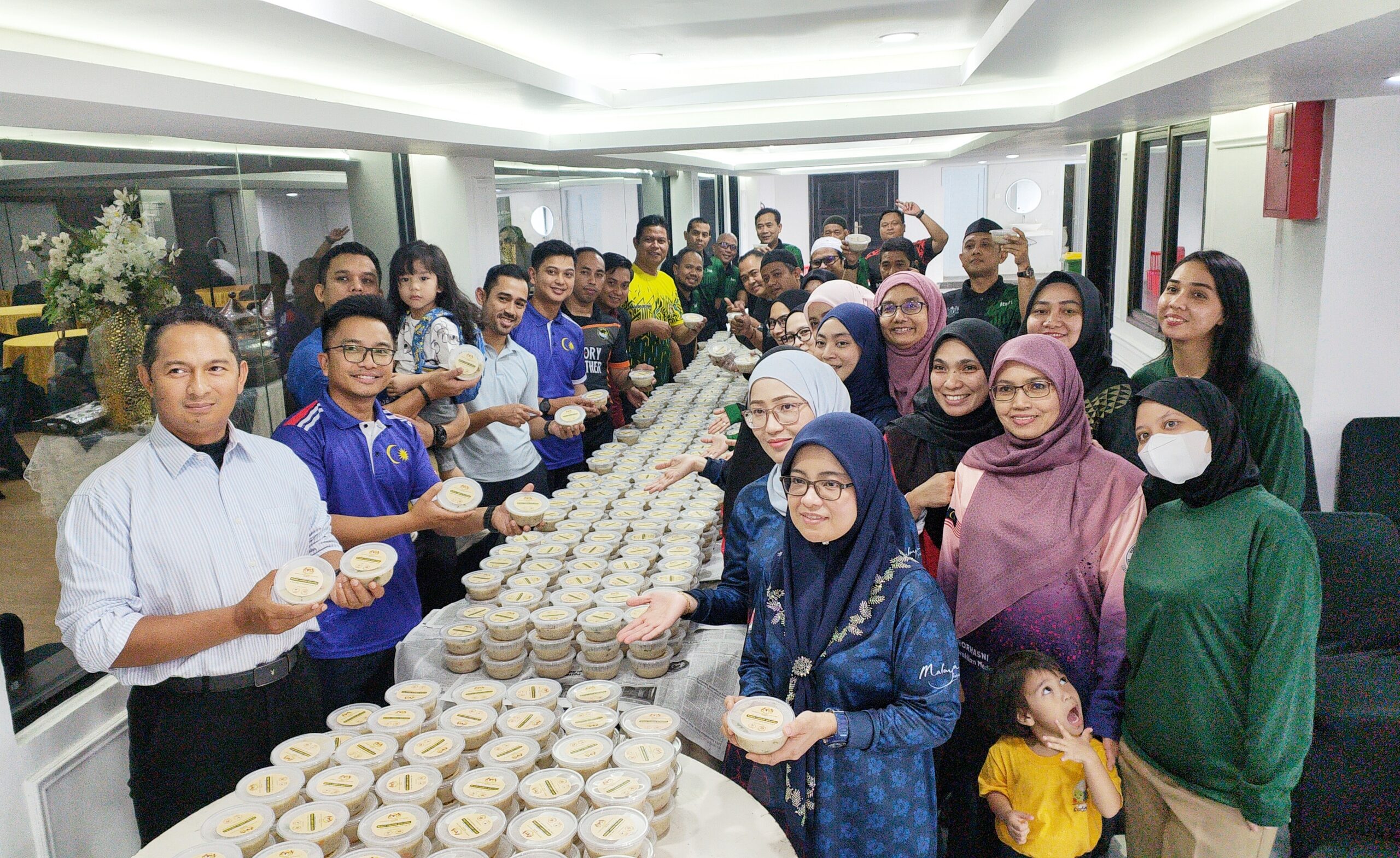 Konjen Malaysia di Medan Bagikan Bubur Lambuk ke Masjid dan Panti Asuhan