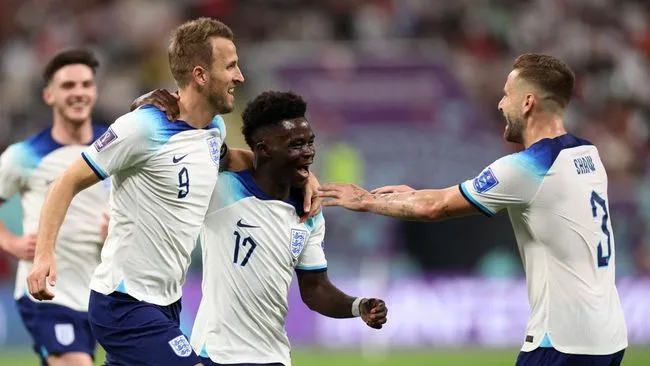Inggris Menang Meyakinkan
