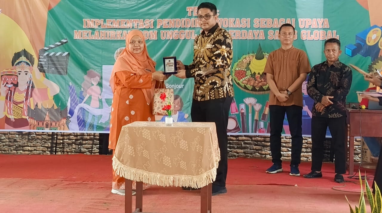 SMK Isrtiqlal Delitua dan SMK Tengku Mahkota Jojor Malaysia Jalin Kerjasama