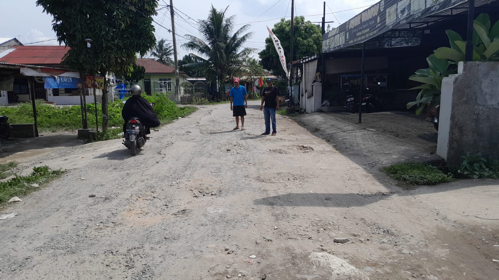 Warga Harapkan Jalan Irian Barat Pasar 7 Gang Tawon Dusun 16 Sampali Segera Diaspal