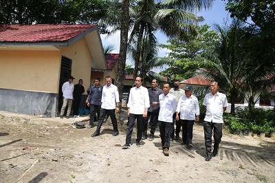 Bersama Ijeck, Jokowi Tinjau Jalan Rusak di Labura