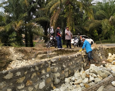 APMB Apresiasi Pengusaha Muda Bangun Pelebaran Bahu Jalan Desa