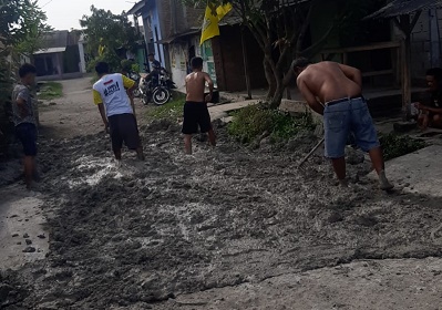 Helmax Alex Tampubolon Timbun Jalan Rusak Di Kelurahan Tangkahan
