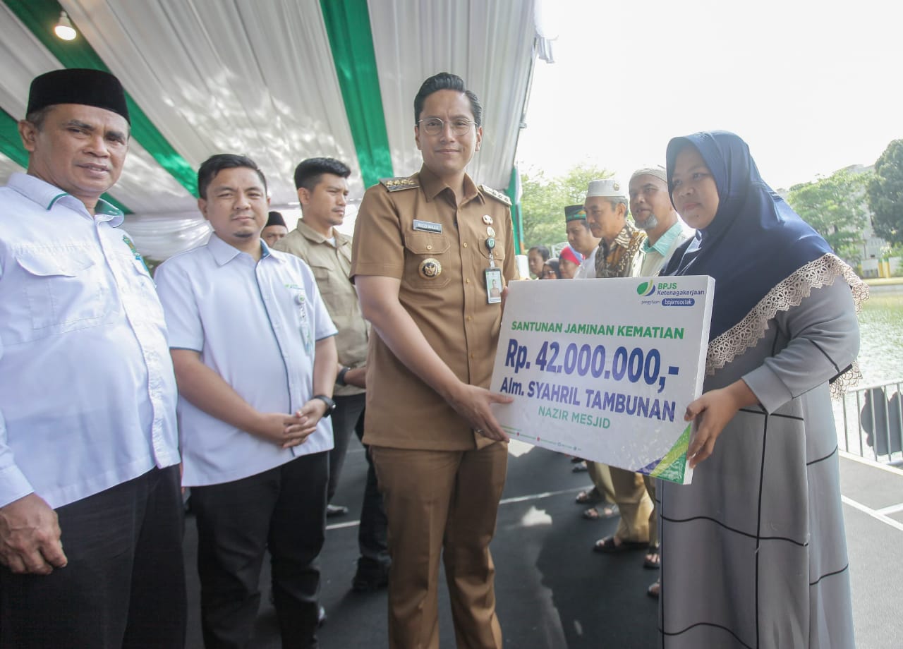 Rico Waas Serahkan Dana Jasa Pelayanan kepada 13.673 Pelayan Masyarakat