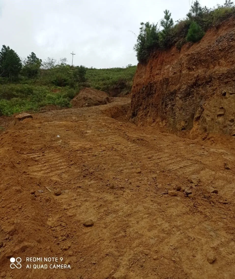 Anggota DPRDSU Berjanji Berikan Bantuan Perbaikan Jalan Di Desa Janjiraja - Holbung, Samosir