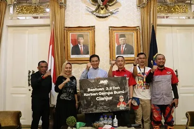 JNE Serahkan 3,2 Ton Bantuan Untuk Pemerintah Kabupaten Cianjur