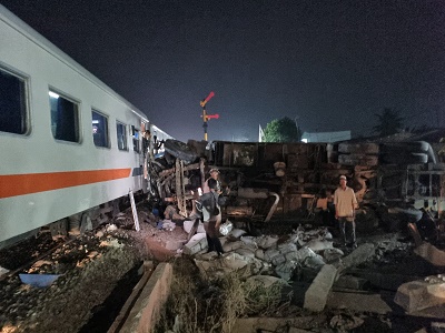 KAI Sesalkan Truk Terobos Pintu Perlintasan