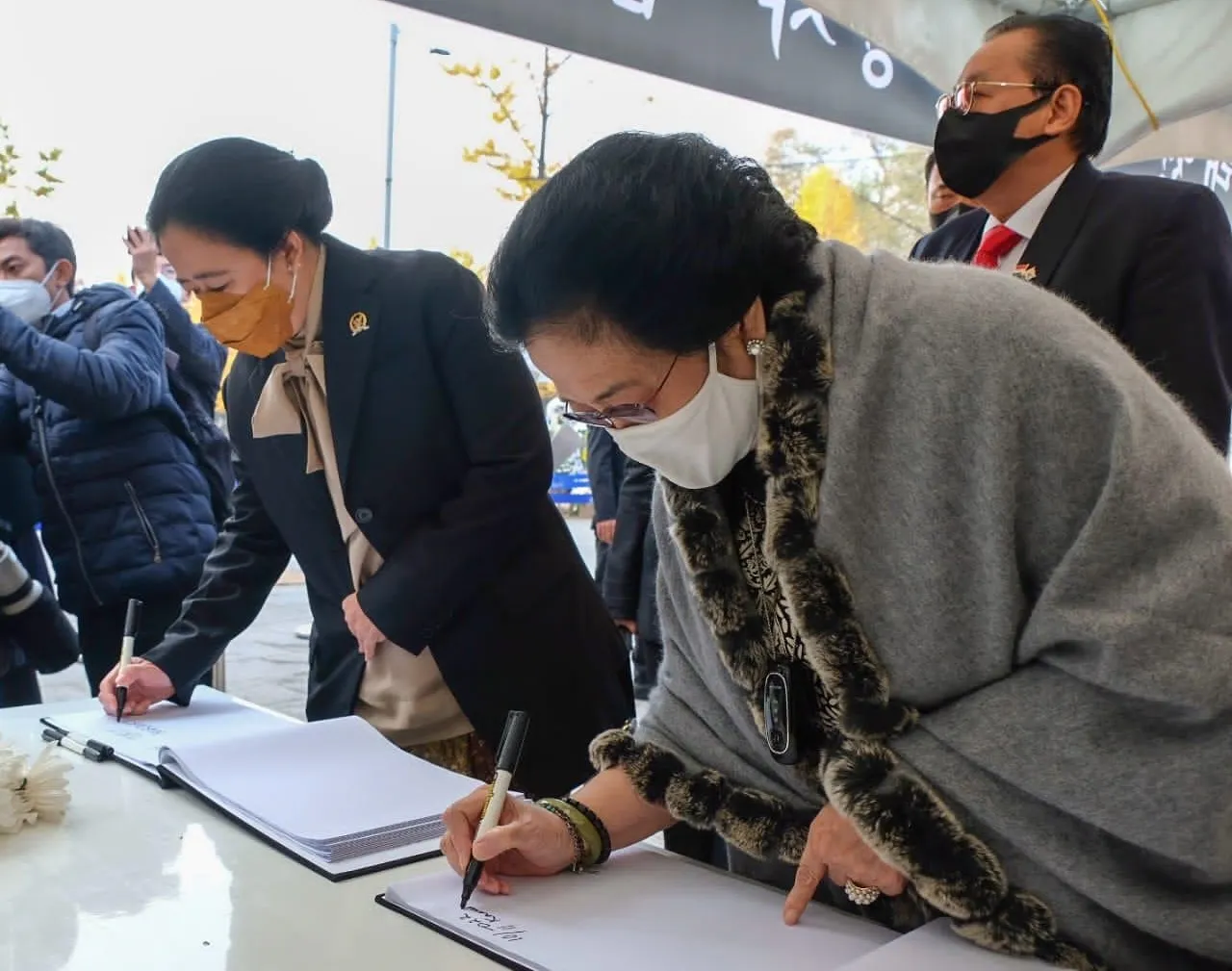 Puan Dan Mega Letakkan Karangan Bunga Untuk Korban Tragedi Itaewon