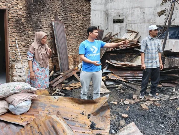 Lurah Teladan Barat Bantu Korban Kebakaran