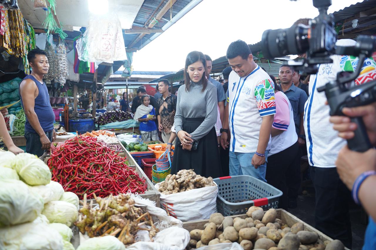 Gandeng Istri, Bobby Nasution Tinjau Dan Berbelanja Di Pasar Gunungsitoli
