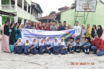Dosen Unimed Latih Guru, Siswa SMP Hidayatul Islam Berwirausaha Ikan Lele