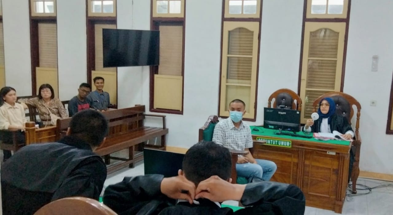 Penganiayaan Mahasiswi Di Parkiran Mall Centre Point, Hakim Tegur Ibu Terdakwa