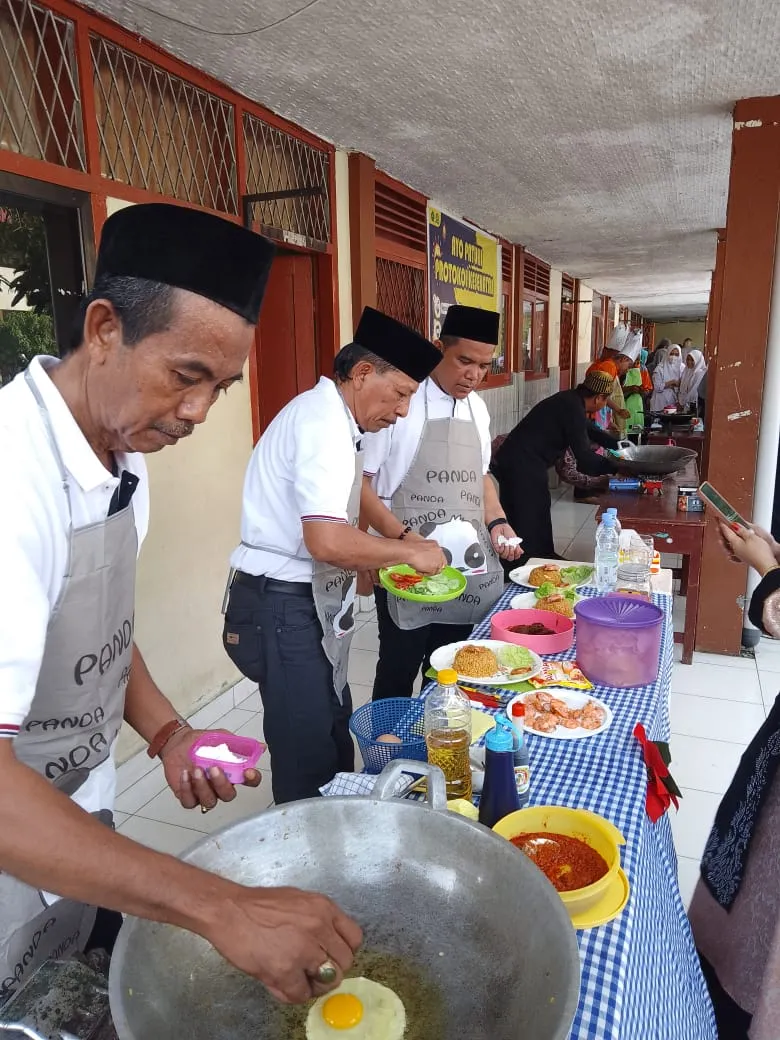 Meriahkan Hari Guru, Kepala MAN 2 Model Ikut Lomba Masak Nasi Goreng