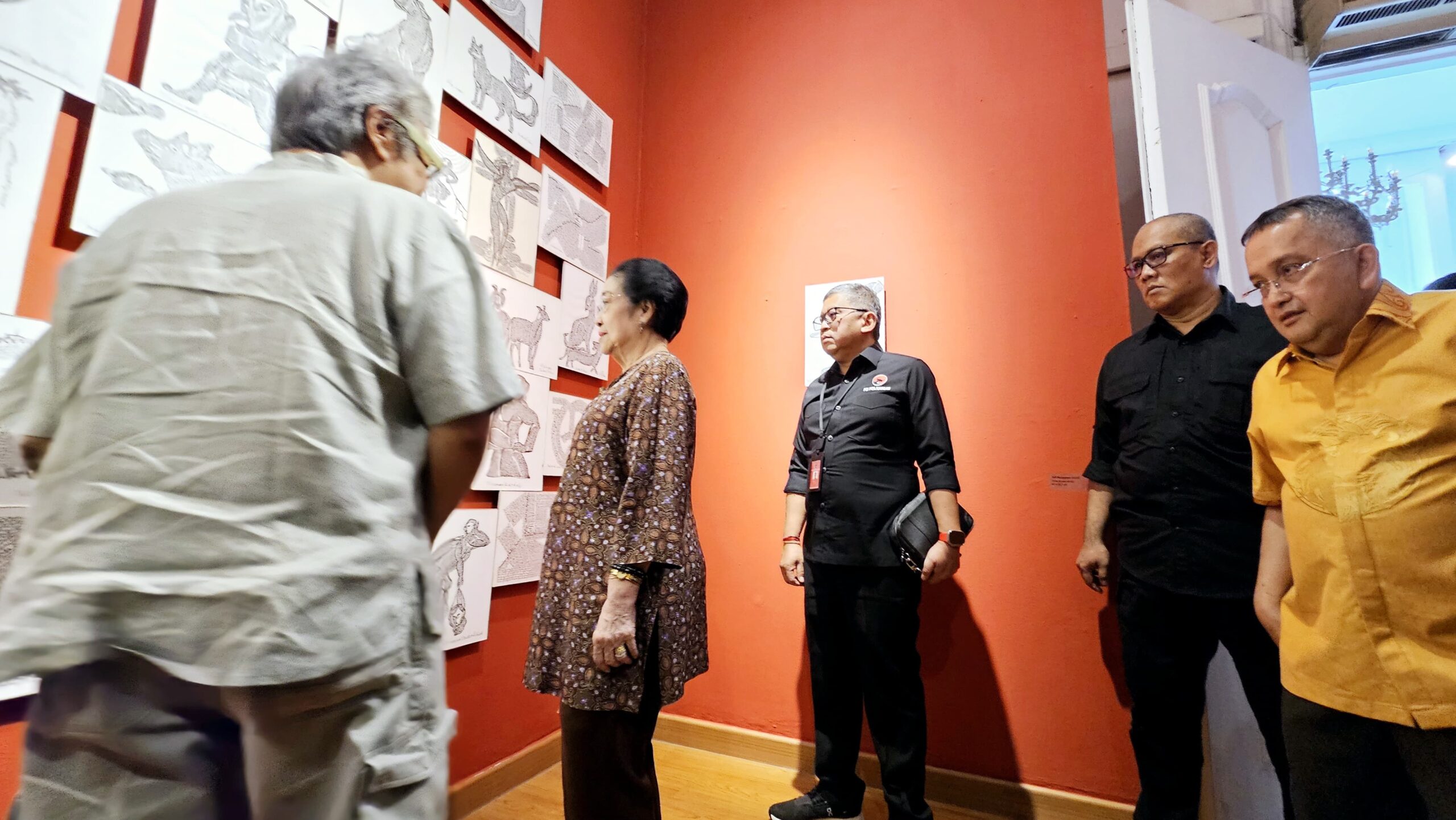 Megawati Sambangi Pameran Seni Rupa Karya Butet Kertaredjasa