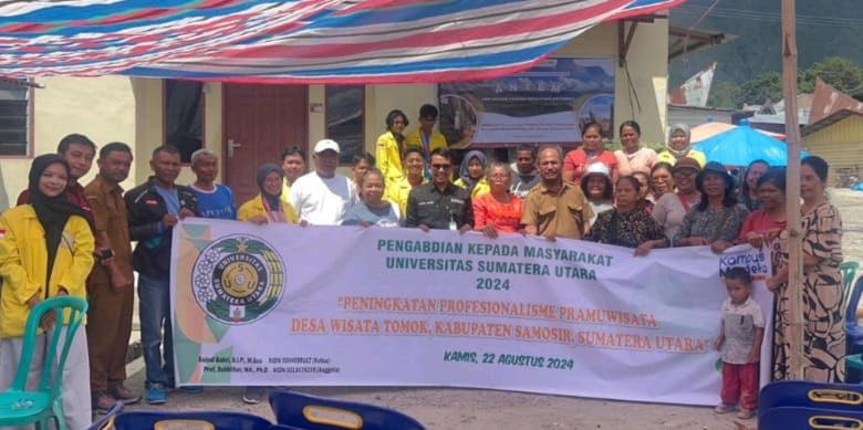 Dosen Ilmu Politik FISIP USU Latih Pemandu Wisata Desa Di Tomok