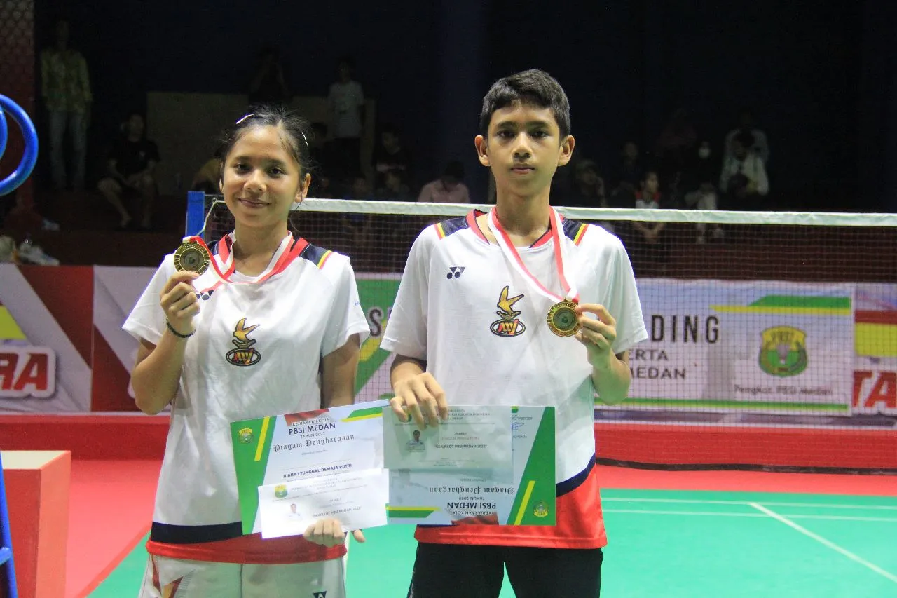 Kakak Beradik Nazura-Yuga Sabet Emas Kejurkot PBSI Medan