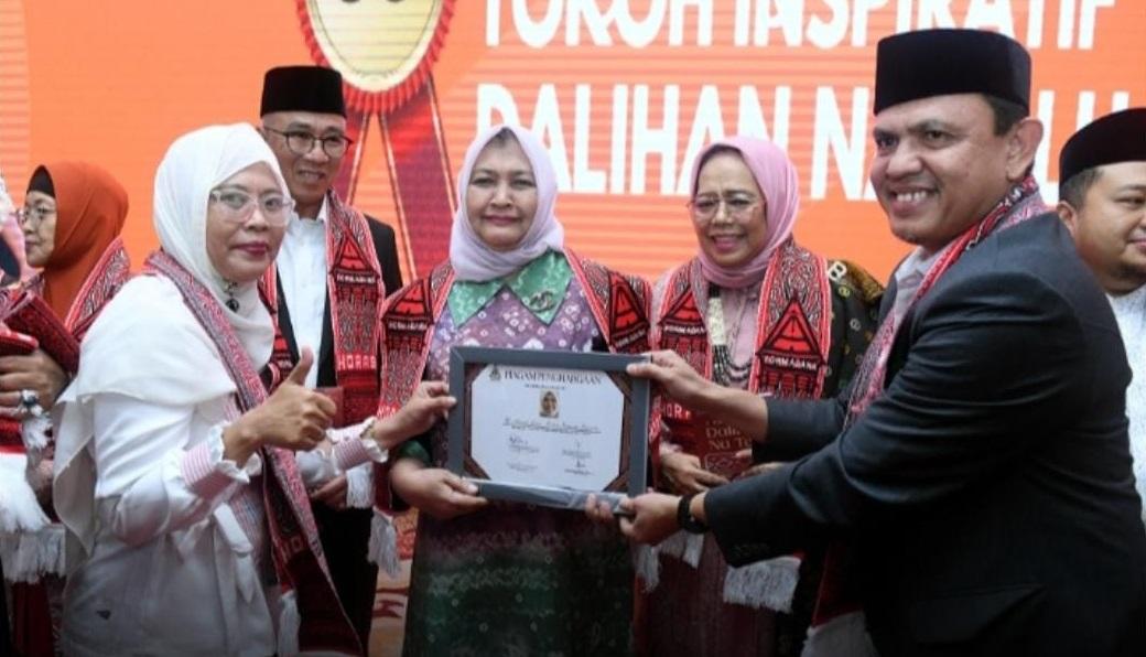 Ny Nawal Lubis Terima Penghargaan Tokoh Inspiratif Dalihan Na Tolu