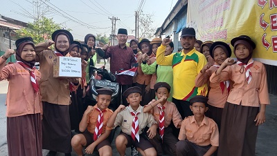 HM Nurdin Terharu Terima Bendera Merah Putih Dari Siswa SDN 106814