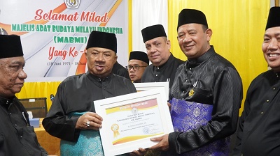 Syah Afandin Terima Penghargaan Dari PB MABMI