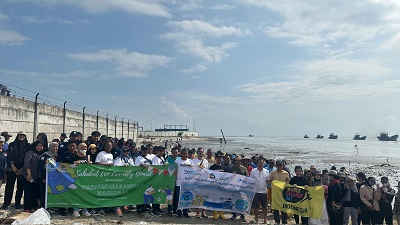 Peduli Sampah, Pelindo Regional I Bersihkan Sampah Di Belawan