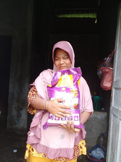 Tuty, Sang Mualaf Dan Pemulung Ini Terharu Terima Bantuan Beras Dari LIPPSU