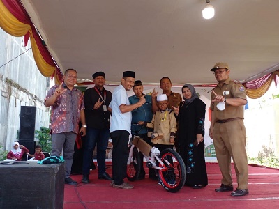 Apresiasi PENSIL Sekolah Ar-Rozzaq, Wahyu Danin Serahkan Hadiah