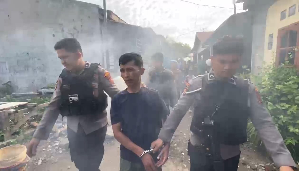 Polrestabes Medan Gerebek Sarang Narkoba Klambir V, Bandar Sabu Dibekuk, Barak Dibakar