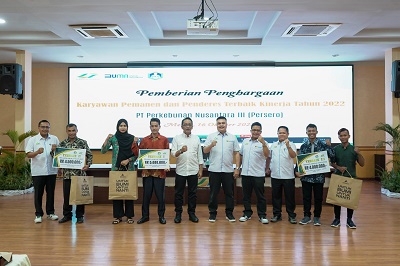 PTPN III (Persero) Beri Penghargaan Kepada Pemanen Kelapa Sawit dan Penderes Karet Terbaik