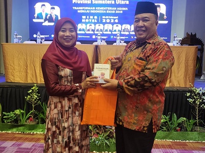 Burhanuddin Serahkan 10 Buku Karyanya Untuk MAN Kota Gunung Sitoli