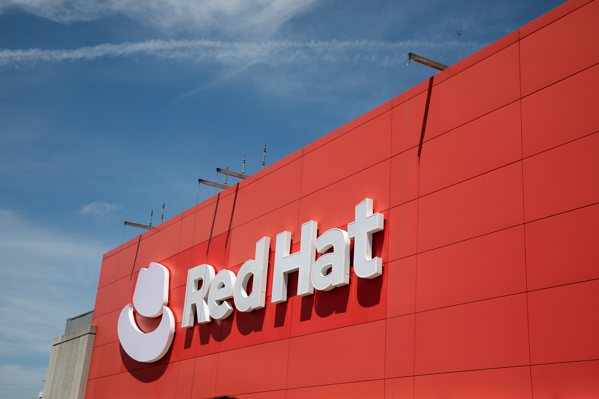 Red Hat OpenShift AI Mengakselerasi Pengadopsian AI Generatif di Semua Hybrid Cloud