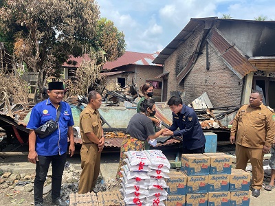 Ricky Anthony Bantu Korban Dua Rumah Kebakaran Di Langkat