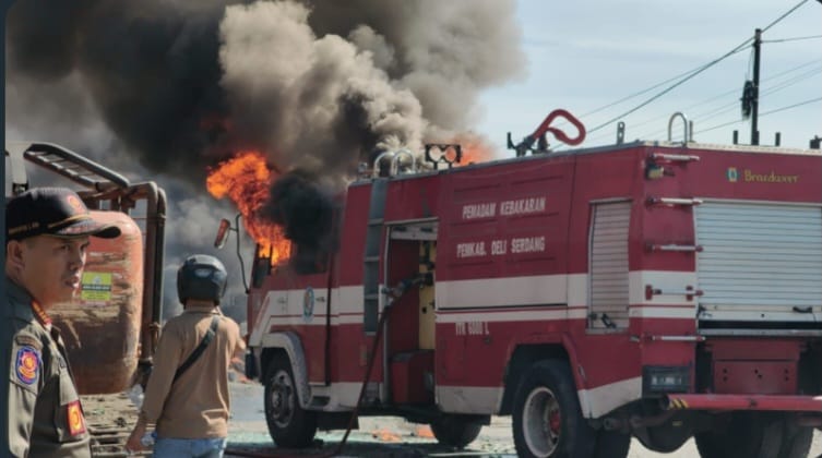 Ricuh Di Lahan Garapan Desa Sampali, Mobil Damkar Dibakar, Belasan Warga Luka-luka