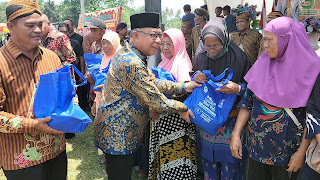 Rudi Alfahri Rangkuti Serahkan 100 Paket Sembako Kepada Lansia Di Kabupaten Hinai