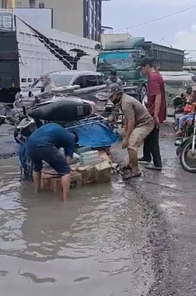 Jalan Marelan Raya Rusak Parah, Betor Angkut Sembako Terbalik