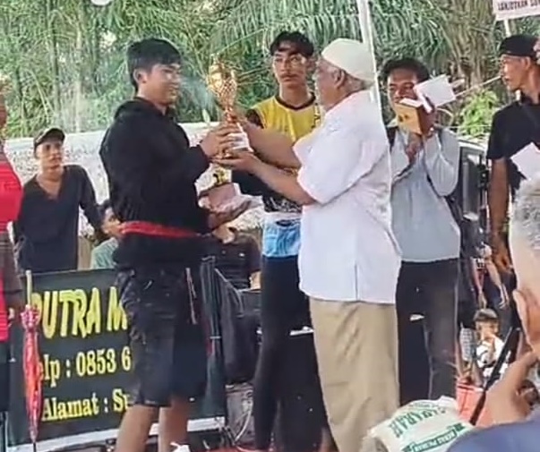Ribuan Warga Meriahkan Lomba Dayung Sampan Tradisional SAHERA