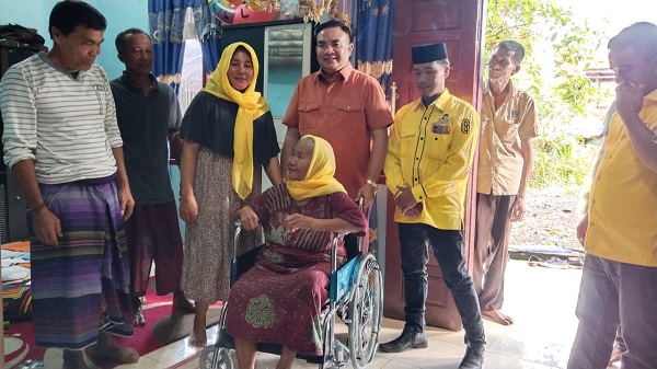Salim Fakhry Beri Kursi Roda Ke Warga Lumpuh Di Agara