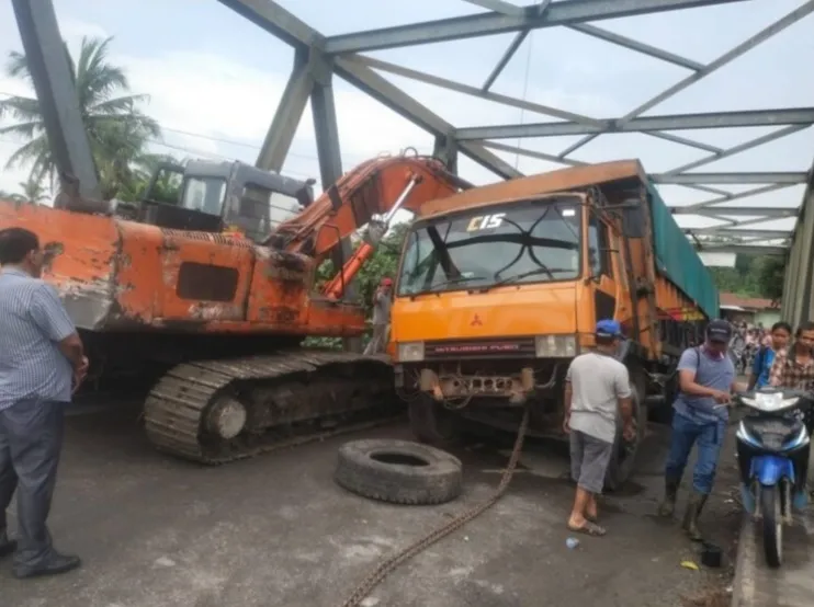 Kondisi Memprihatinkan Jembatan Sei Ular Titi Besi Diperbaiki Seadanya