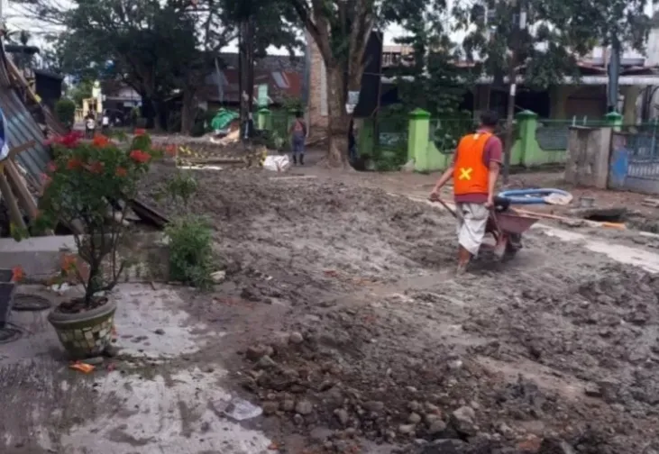 Warga Resah, Anggota DPRD Hendra DS Sesalkan Pembangunan Drainase Diterlantarkan Di Jl Menteng II, Medan Denai