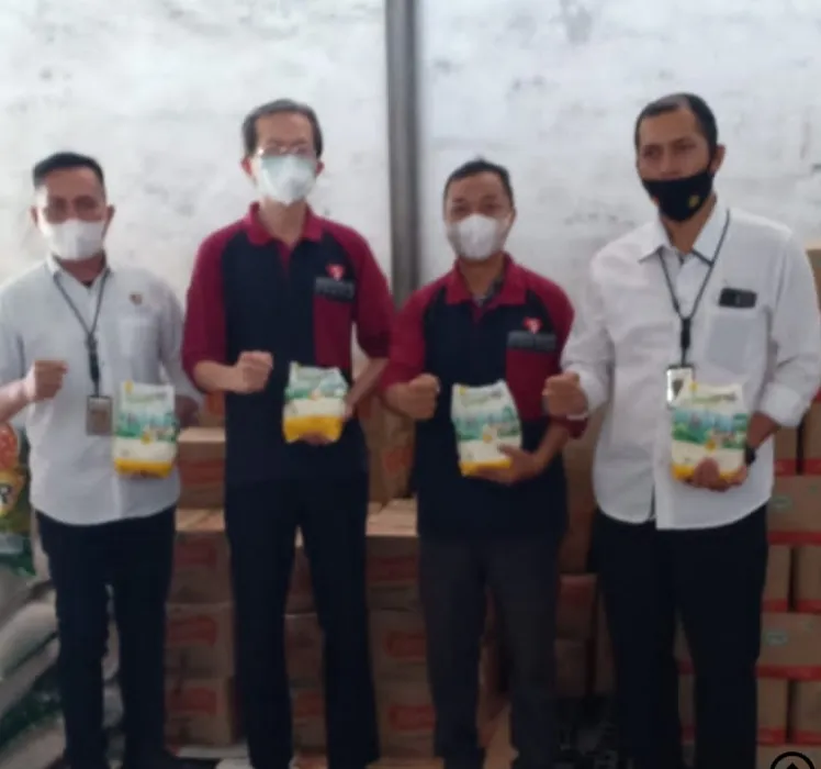 Korban Banjir Peroleh Bantuan Sembako Dari Polda Sumut Bersama GulaVit