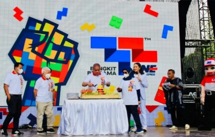 JNE 32 Tahun Kobarkan Semangat Bangkit Bersama