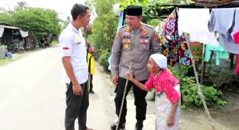 Kisah Kapolres Madina Bantu Lansia Di Jalan