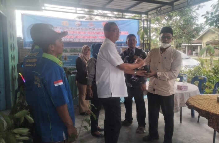 Azmi Yuli Sitorus Serahkan 1.500 Bibit Pohon Di Desa Melati II