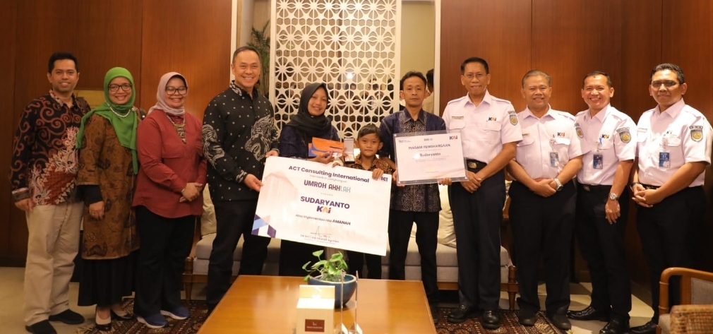 Petugas Kebersihan Dapat Hadiah Umroh dari Ary Ginanjar Agustian